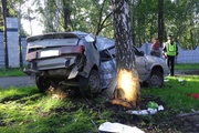 В Екатеринбурге «четырнадцатую» намотало на дерево. Один из пострадавших в шоковом состоянии