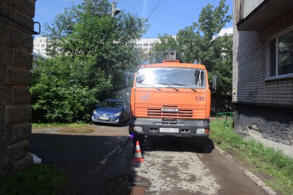 В Екатеринбурге во дворе дома КамАЗ переехал мужчину - Фото 1