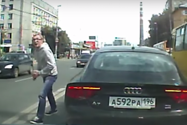 Мать автохама на Audi, избившего беременную девушку в центре Екатеринбурга, уволилась из прокуратуры - Фото 1