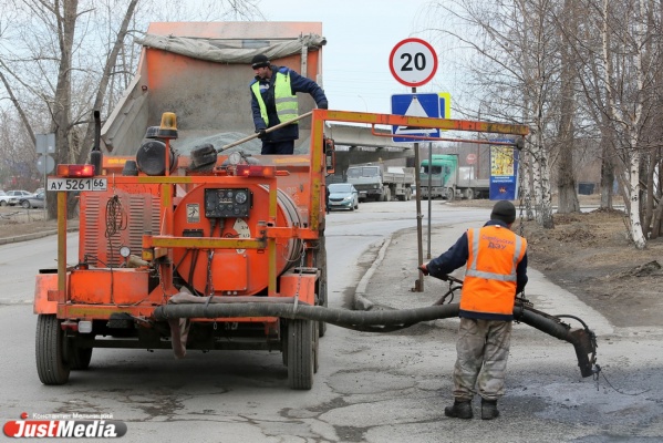 Размытый участок дороги до Кытлыма восстанавливают 10 единиц техники/ ФОТО - Фото 1