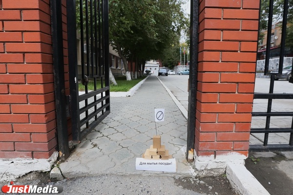 В Екатеринбурге перед офисом Роспотребнадзора появился замок из хозяйственного мыла - Фото 1