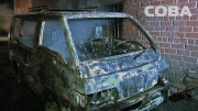В Екатеринбурге возле офисника сгорел микроавтобус