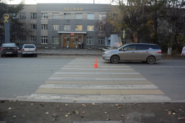 В Екатеринбурге иномарка сбила женщину - Фото 1