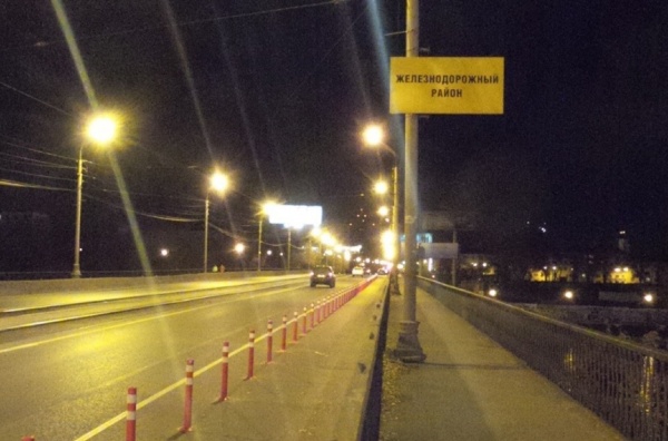 Ищите пути объезда! На Макаровском мосту установили столбики, проезжая часть сужена до одной полосы - Фото 1