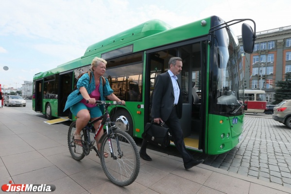 Екатеринбуржцев стали обслуживать еще 30 новых низкопольных автобусов - Фото 1