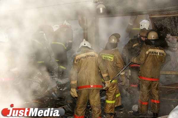 Ночью на Химмаше сорок пожарных машин тушили цех по деревообработке. ФОТО  - Фото 1