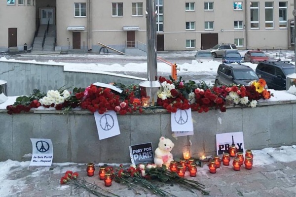 В Екатеринбурге прошла минута молчания по погибшим в результате терактов во Франции - Фото 1
