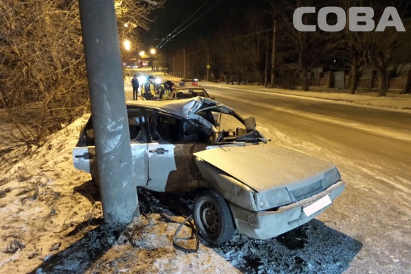 В Екатеринбурге водитель легковушки влетел в столб и убежал с места ДТП - Фото 1