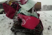 На Тюменском тракте в страшной аварии с грузовиком погибли две женщины и ребенок