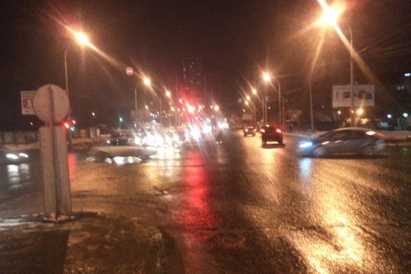 На улице Щербакова попал под машину подросток, перебегавший дорогу на красный свет - Фото 1