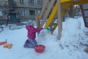 Конкурс добрых дел: екатеринбургский журналист и его семилетняя дочка строят во дворе снежный Камелот
