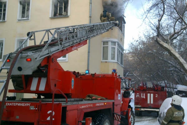 В Екатеринбурге горит жилой дом на улице Нагорной. Обнаружены тела двух человек - Фото 1