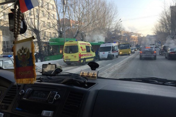 В Екатеринбурге водитель автобуса потерял сознание и снес дерево. Пострадали три человека - Фото 1