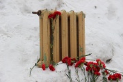 В Белоярке поставили памятник зиме без отопления