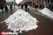 Дорожные службы Екатеринбурга сосредоточились на вывозе снега
