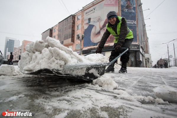С улиц Екатеринбурга активно вывозят снег, чтобы весной было меньше грязи - Фото 1