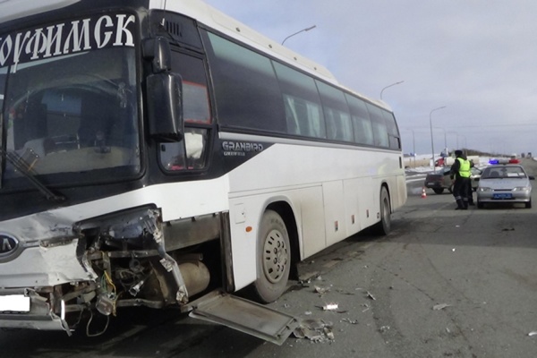 На Пермском тракте автобус столкнулся с легковушкой - Фото 1