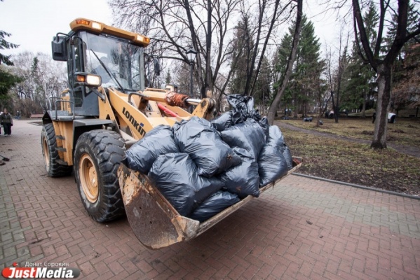 Первые итоги месячника чистоты: с улиц Екатеринбурга вывезено 3747 тонн грязи и более 521 тонны мусора - Фото 1