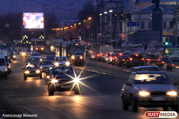 В предпраздничные дни жители Екатеринбурга встанут в километровые пробки - Фото 1