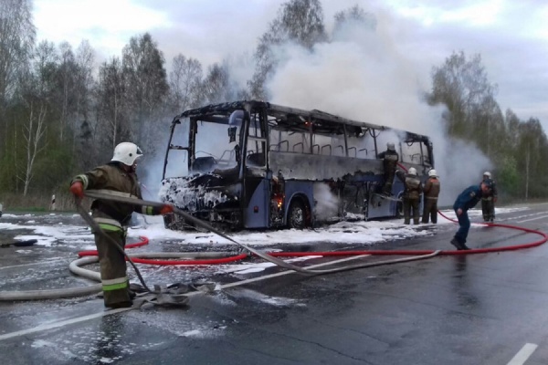 На трассе вблизи Артемовского сгорел пассажирский автобус - Фото 1