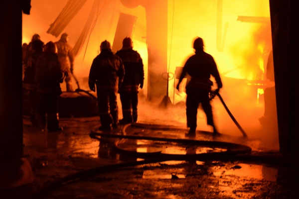Крупный пожар в Екатеринбурге: на Черняховского горит мебельный цех - Фото 1