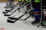 Звезды спорта и чиновники устроили хоккейную «зарубу», а в перерыве зрителей развлекали Шахрин и «пельмени»