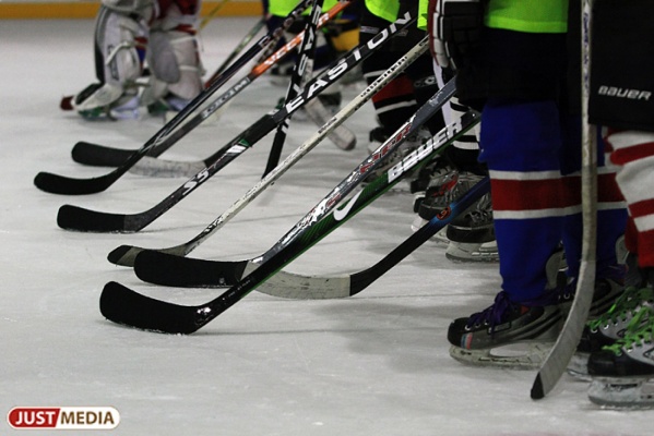 Звезды спорта и чиновники устроили хоккейную «зарубу», а в перерыве зрителей развлекали Шахрин и «пельмени» - Фото 1