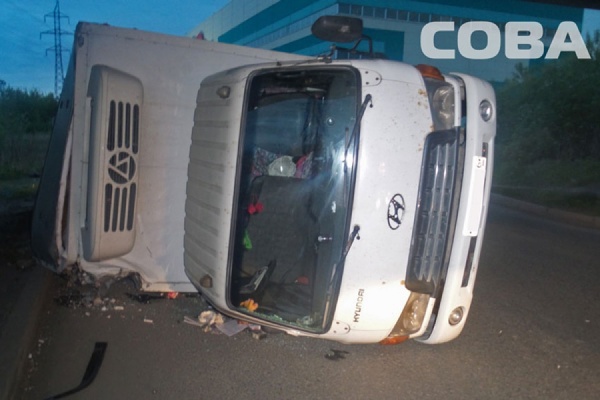 Под мостом на Синих Камнях перевернулся грузовик Hyundai - Фото 1