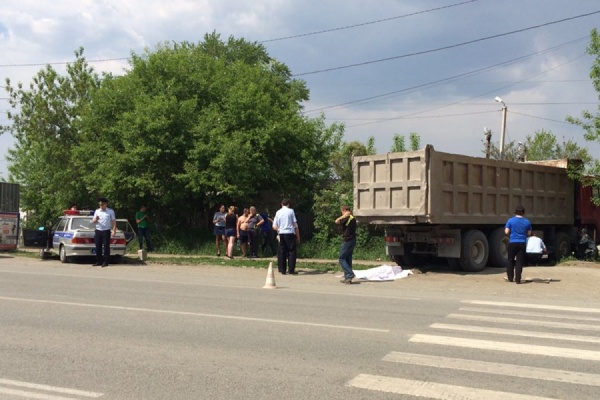 В Арамиле пьяный водитель грузовика насмерть сбил девочку-подростка - Фото 1
