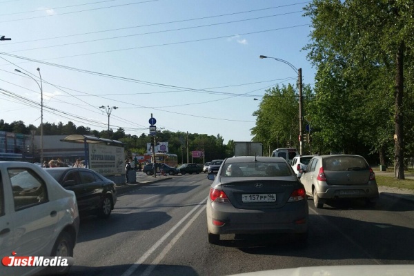 Дорожный апокалипсис в Екатеринбурге: из-за отключения электричества не работают светофоры и стоят троллейбусы - Фото 1