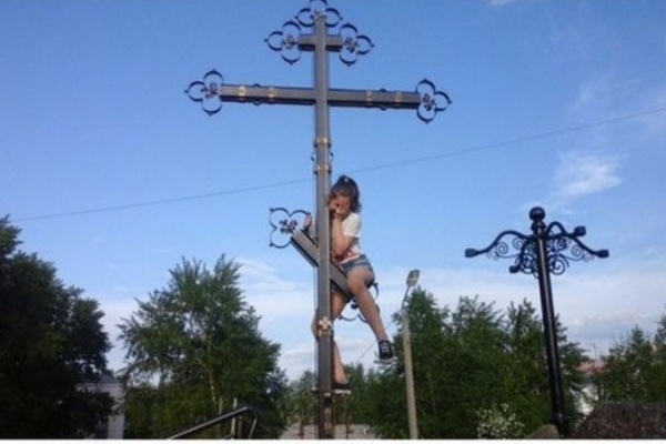 Полиция побеседовала с «моделью» из Серова, устроившей фотосессию на православном кресте - Фото 1
