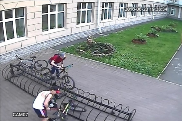 Полиция Екатеринбурга просит граждан помочь в раскрытии кражи трех велосипедов - Фото 1