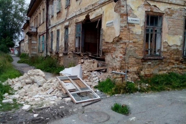 Жителей рухнувшего в Ирбите дома переселяют в местную гостиницу - Фото 1