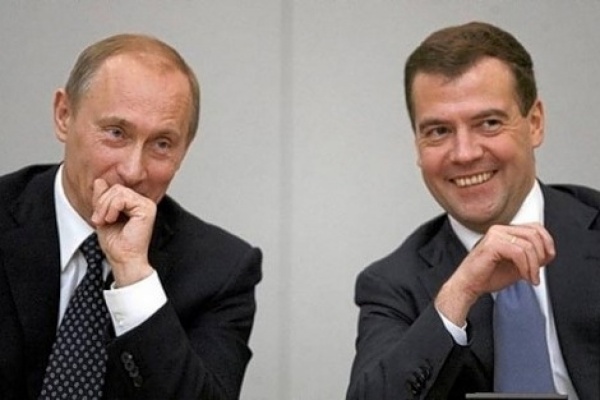 «Единая Россия» будет агитировать цитатами Путина и портретами Медведева - Фото 1