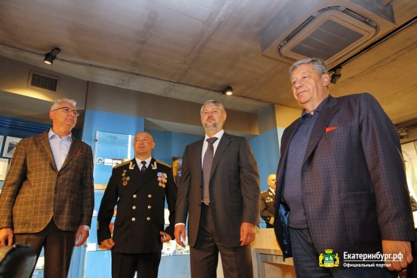 Никифоров получил медаль от подводников, а те от него – МФЦ-кают-компанию - Фото 1