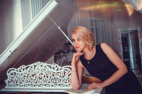 Диссертацию блондинки-эксперта, сделавшей заключение по роликам Соколовского, могут проверить через «Диссернет» - Фото 1