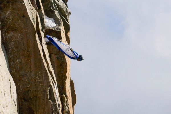 После гибели Ратмира Нагимьянова мэрия Шамони запретила экстремальные прыжки со скал - Фото 1
