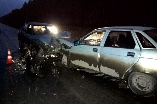 Под Богдановичем автомобиль с лопнувшим колесом вылетел на встречку. Три человек получили ранения - Фото 1