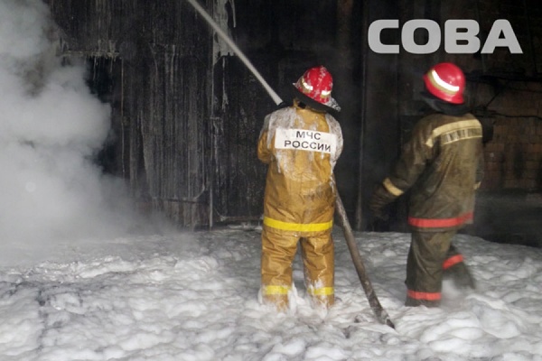 Крупный пожар в Екатеринбурге: на Маневровой горит масло в ангаре - Фото 1