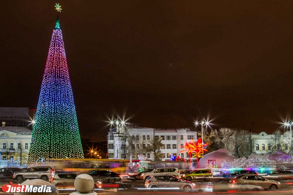 Возле здания областного правительства в Екатеринбурге установят новогоднюю елку за 3,5 миллиона - Фото 1