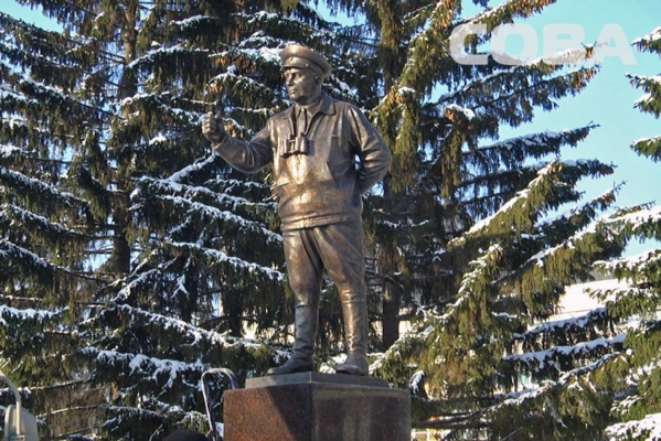 В Екатеринбурге установили пятиметровый памятник Герою Советского Союза Василию Маргелову  - Фото 1