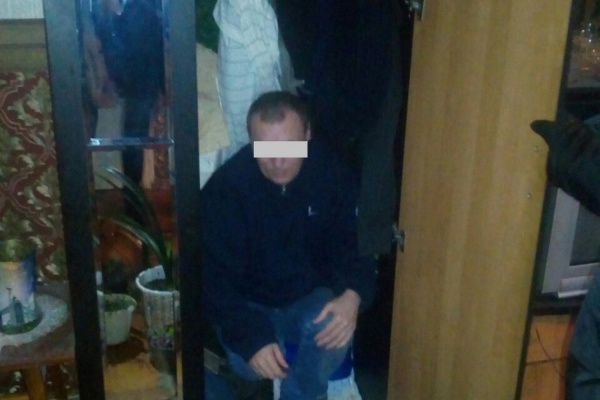 В Екатеринбурге «телефонный террорист» спрятался от приставов в шкафу - Фото 1