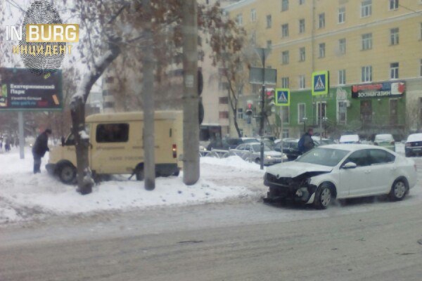В центре Екатеринбурга инкассаторская машина и иномарка не поделили дорогу - Фото 1