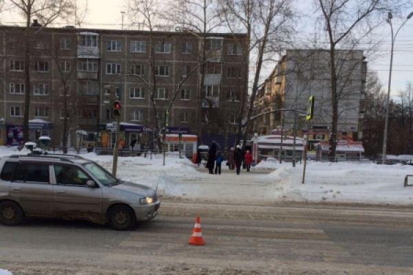 В Екатеринбурге «Лада Калина» сбила школьницу, перебегавшую дорогу на красный свет - Фото 1