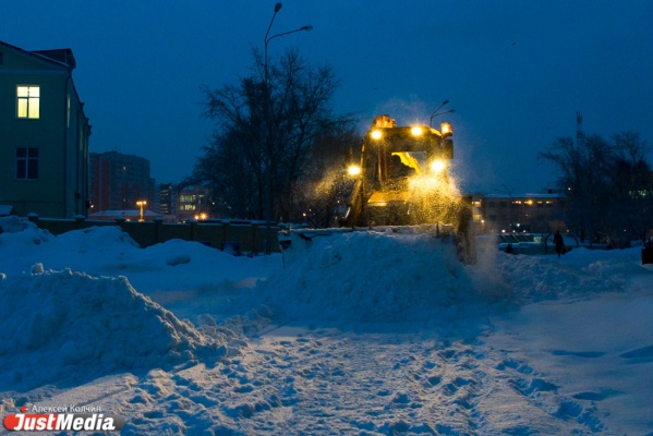 Коммунальщики Екатеринбурга перевыполнили норму по вывозу снега с улиц города - Фото 1