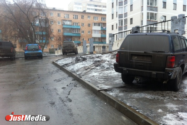 Свердловская ГИБДД упрекнула жителей, жалующихся на нарушителей правил парковки - Фото 1