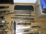 Взрывчатка, патроны и кортики: у пенсионера в Екатеринбурге обнаружили оружейный склад в квартире