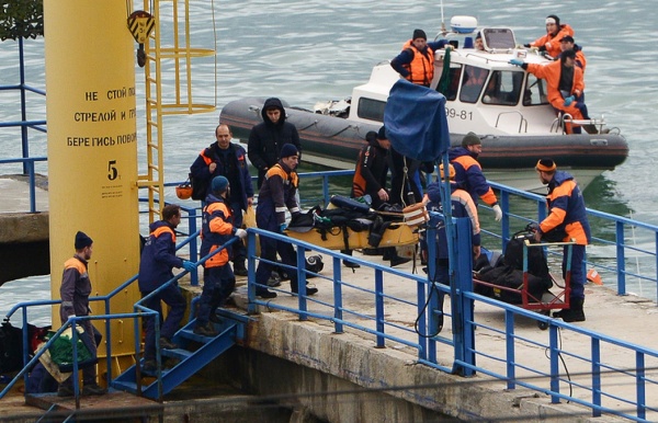 Из воды в Черном море пока подняты тела 11 погибших в авиакатастрофе - Фото 1