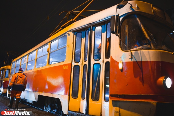 Транспортный коллапс на Уралмаше: морозы и ДТП затруднили движение трамваев в центр города - Фото 1