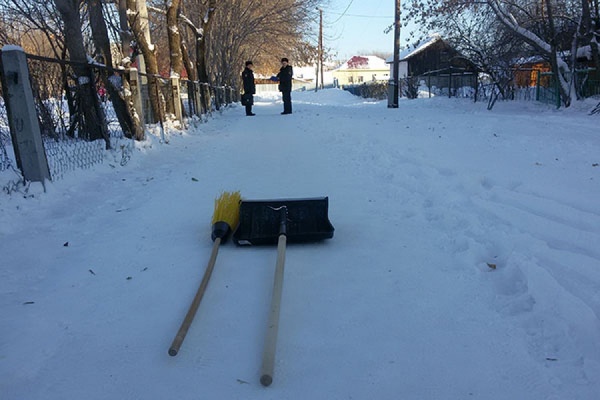 «Обращался в полицию, прокуратуру и администрацию». Ирбитский активист сам почистил от снега тротуар, который ведет к школе и детским садам - Фото 1